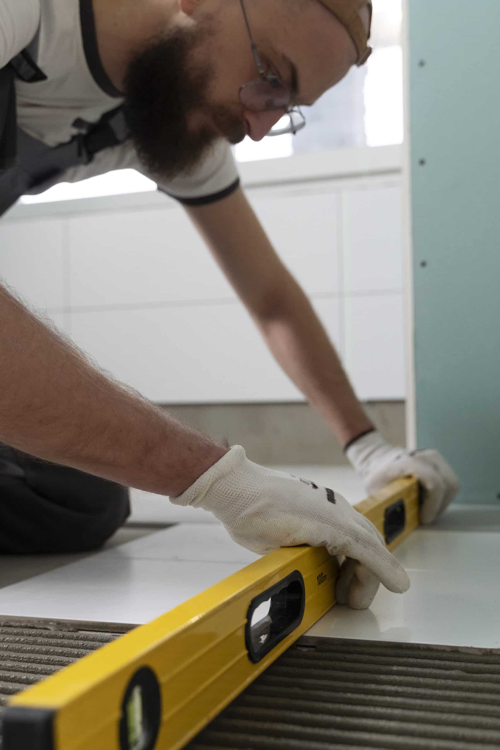 Comment bien s'équiper en tant que carreleur ?